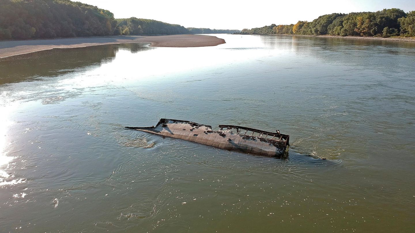 Auch in der Donau wie hier im ungarischen Vámosszabadi werden Zeugen der Vergangenheit sichtbar: Hier ist es ein Schiffswrack aus dem Zweiten Weltkrieg