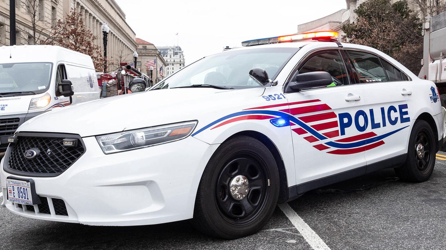 Ein Polizeiauto blockiert eine Straße in Washington.