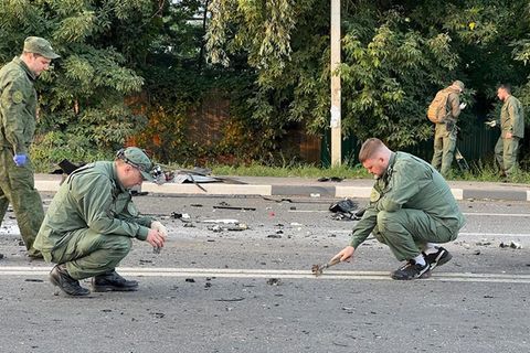 Ermittler am Ort der Explosion eines von Daria Dugina gefahrenen Autos außerhalb von Moskau
