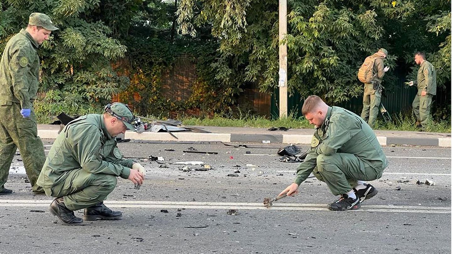 Ermittler am Ort der Explosion eines von Daria Dugina gefahrenen Autos außerhalb von Moskau