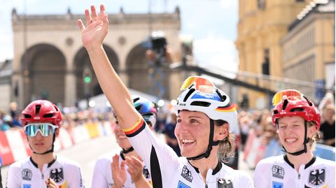 Sport und Begeisterung in der Stadt: Lisa Brennauer, Bahnrad-Europameisterin mit dem Team, winkt den Menschen in München zu,
