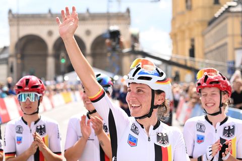 Sport und Begeisterung in der Stadt: Lisa Brennauer, Bahnrad-Europameisterin mit dem Team, winkt den Menschen in München zu,