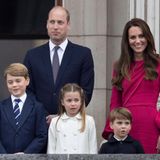 22. August 2022  Herzogin Kate und Prinz William haben die neue Schule für ihre Kinder ausgesucht  Gerade hieß es erst, dass Herzogin Kate mit ihren beiden ältesten Kindern in den Sommerurlaub nach Schottland aufgebrochen ist, da verkündet der Kensington Palast spannende Neuigkeiten. In einer offiziellen Mitteilung heißt es: "Der Herzog und die Herzogin von Cambridge haben heute verkündet, dass Prinz George, Prinzessin Charlotte und Prinz Louis von September 2022 an die Lambrook-Schule in Berkshire besuchen werden." Die Einrichtung liegt gut elf Kilometer von Adelaide Cottage entfernt. Seit Wochen wird gemunkelt, dass die Cambridges in den nächsten Wochen dort einziehen werden – und die Verkündung der neuen Schule scheint dies jetzt indirekt zu bestätigen. Max Foster, Royal-Experte von CNN, schrieb auf Twitter, eine Quelle habe ihm gesagt, Kate und William wählten diesen Schritt, um ihren Kindern ein "möglichst normales Aufwachsen" zu ermöglichen. Es heißt, in Adelaide Cottage, könne die langjährige Cambridge-Nanny Maria Borallo und das bisherige Personal nicht einziehen. Dafür ist Queen Elizabeth nur einen kurzen Fußmarsch entfernt.