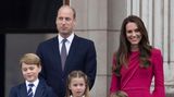 22. August 2022  Herzogin Kate und Prinz William haben die neue Schule für ihre Kinder ausgesucht  Gerade hieß es erst, dass Herzogin Kate mit ihren beiden ältesten Kindern in den Sommerurlaub nach Schottland aufgebrochen ist, da verkündet der Kensington Palast spannende Neuigkeiten. In einer offiziellen Mitteilung heißt es: "Der Herzog und die Herzogin von Cambridge haben heute verkündet, dass Prinz George, Prinzessin Charlotte und Prinz Louis von September 2022 an die Lambrook-Schule in Berkshire besuchen werden." Die Einrichtung liegt gut elf Kilometer von Adelaide Cottage entfernt. Seit Wochen wird gemunkelt, dass die Cambridges in den nächsten Wochen dort einziehen werden – und die Verkündung der neuen Schule scheint dies jetzt indirekt zu bestätigen. Max Foster, Royal-Experte von CNN, schrieb auf Twitter, eine Quelle habe ihm gesagt, Kate und William wählten diesen Schritt, um ihren Kindern ein "möglichst normales Aufwachsen" zu ermöglichen. Es heißt, in Adelaide Cottage, könne die langjährige Cambridge-Nanny Maria Borallo und das bisherige Personal nicht einziehen. Dafür ist Queen Elizabeth nur einen kurzen Fußmarsch entfernt.
