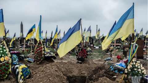 Ein frisch ausgehobenes Grab für die Beerdigung eines ukrainischen Soldaten auf dem Charkiwer Friedhof Nr. 18