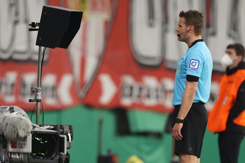 Schaut Schiedsrichter Felix Brych in die Röhre oder in die goldene Zukunft eines immer gerechteren Fußballs mit Hilfe des Videobeweises?