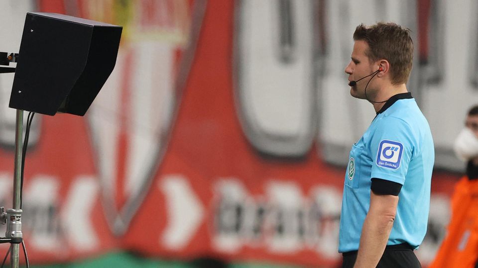 Schaut Schiedsrichter Felix Brych in die Röhre oder in die goldene Zukunft eines immer gerechteren Fußballs mit Hilfe des Videobeweises?