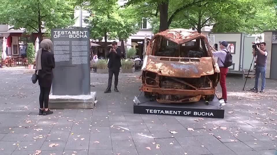 Video: Sechs Monate Krieg: Autowrack in Berlin soll an Gräuel des russischen Angriffs auf die Ukraine erinnern Video: Sechs Monate Krieg: Autowrack in Berlin soll an Gräuel des russischen Angriffs auf die Ukraine erinnern