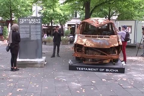 Video: Sechs Monate Krieg: Autowrack in Berlin soll an Gräuel des russischen Angriffs auf die Ukraine erinnern