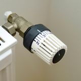 Der banalste aller Tipps, aber mal ehrlich: So ganz genau haben viele in Zeiten billigen Gases wohl nicht darauf geachtet, wie doll sie die Heizung im Winter aufgedreht haben. Das lohnt sich aber. Als Faustregel gilt: Jedes Grad Raumtemperatur weniger spart etwa 6 Prozent Heizkosten. Die Idealtemperaturen im Wohnzimmer liegen laut Deutschem Mieterbund bei 20 bis 22 Grad, im Schlafzimmer bei 16 bis 18 Grad. Wer einige Tage verreist, der sollte die Temperatur auf 15 Grad einstellen, bei längerer Abwesenheit sogar noch etwas niedriger, empfiehlt das Umweltbundesamt.