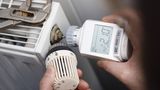 Besser als mit einem Standard-Thermostat, das man nur fix auf Stufe 1 bis 5 drehen kann, lässt sich mit programmierbaren Thermostaten sparen. Sie erleichtern nicht nur das Einstellen bestimmter Temperaturen. Sie erlauben es auch, bestimmte Uhrzeiten einzustellen, zu denen die Temperatur im Raum abgesenkt wird – etwa nachts oder auch tagsüber, wenn die Bewohner bei der Arbeit sind. Das Umweltbundesamt empfiehlt für dieses kurzzeitige Absenken eine Temperatur von 18 Grad, so kann man etwa 10 Prozent Energie sparen. Einfache programmierbare Thermostate gibt es ab 15 Euro. Smart-Home-Modelle, die sich mit Wlan und Smartphone koppeln lassen, sind teurer.