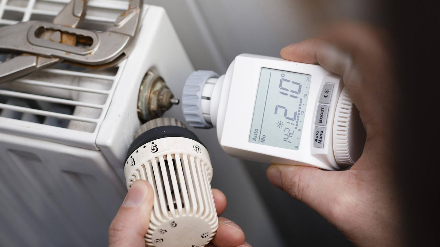 Besser als mit einem Standard-Thermostat, das man nur fix auf Stufe 1 bis 5 drehen kann, lässt sich mit programmierbaren Thermostaten sparen. Sie erleichtern nicht nur das Einstellen bestimmter Temperaturen. Sie erlauben es auch, bestimmte Uhrzeiten einzustellen, zu denen die Temperatur im Raum abgesenkt wird – etwa nachts oder auch tagsüber, wenn die Bewohner bei der Arbeit sind. Das Umweltbundesamt empfiehlt für dieses kurzzeitige Absenken eine Temperatur von 18 Grad, so kann man etwa 10 Prozent Energie sparen. Einfache programmierbare Thermostate gibt es ab 15 Euro. Smart-Home-Modelle, die sich mit Wlan und Smartphone koppeln lassen, sind teurer.