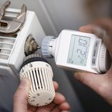 Besser als mit einem Standard-Thermostat, das man nur fix auf Stufe 1 bis 5 drehen kann, lässt sich mit programmierbaren Thermostaten sparen. Sie erleichtern nicht nur das Einstellen bestimmter Temperaturen. Sie erlauben es auch, bestimmte Uhrzeiten einzustellen, zu denen die Temperatur im Raum abgesenkt wird – etwa nachts oder auch tagsüber, wenn die Bewohner bei der Arbeit sind. Das Umweltbundesamt empfiehlt für dieses kurzzeitige Absenken eine Temperatur von 18 Grad, so kann man etwa 10 Prozent Energie sparen. Einfache programmierbare Thermostate gibt es ab 15 Euro. Smart-Home-Modelle, die sich mit Wlan und Smartphone koppeln lassen, sind teurer.