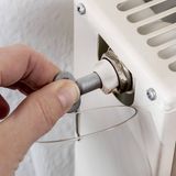 Wenn die Heizkörper komisch gluckern und nicht vernünftig warm werden, ist vielleicht Luft im System. Das behindert die Heizleistung und verschwendet Energie. Mit einem Entlüfterschlüssel (2 Euro im Baumarkt) lässt sich das Problem beheben. Auch Mieter dürfen die Heizung in ihrer Wohnung eigenständig entlüften. Im Internet gibt es einfache Schritt-für Schritt-Anleitungen.