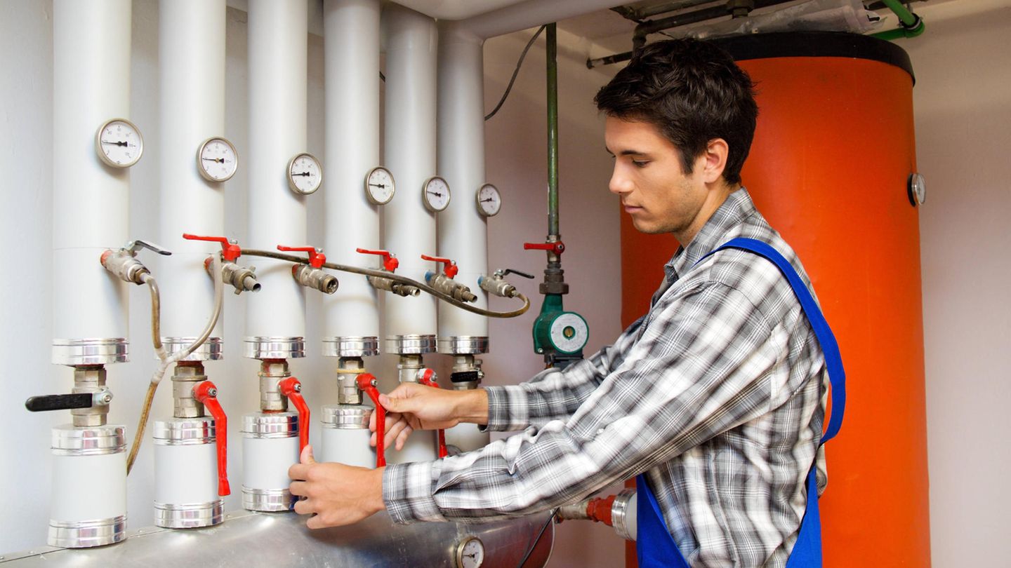 Wenn einfaches Entlüften nicht reicht, kann eventuell ein hydraulischer Abgleich die Effizienz verbessern. Das kann man allerdings nicht selbst machen. Ein Profi schaut sich das gesamte Heizungssystem an, stellt die Ventile und die Wärmepumpe oder den Heizkessel richtig ein, damit das warme Wasser sich optimal in alle Heizkörper verteilt. Das kann je nach Heizung 5 bis 15 Prozent Energie einsparen. Bei einem Einfamilienhaus kostet die Maßnahme trotz Bafa-Zuschuss einige Hundert Euro.