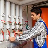 Wenn einfaches Entlüften nicht reicht, kann eventuell ein hydraulischer Abgleich die Effizienz verbessern. Das kann man allerdings nicht selbst machen. Ein Profi schaut sich das gesamte Heizungssystem an, stellt die Ventile und die Wärmepumpe oder den Heizkessel richtig ein, damit das warme Wasser sich optimal in alle Heizkörper verteilt. Das kann je nach Heizung 5 bis 15 Prozent Energie einsparen. Bei einem Einfamilienhaus kostet die Maßnahme trotz Bafa-Zuschuss einige Hundert Euro.