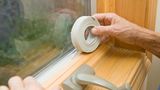 Beim Thema Dämmung geht es nicht nur um die Fassade des Hauses. Besonders viel Energie geht durch undichte Fenster und Türen verloren. Wenn neue Fenster und Türen nicht in Frage kommen (weil zu teuer oder der Vermieter nicht will), können luftdurchlässige Ritzen auch mit selbstklebenden Streifen aus dem Baumarkt abgedichtet werden, schreibt der Mieterbund.