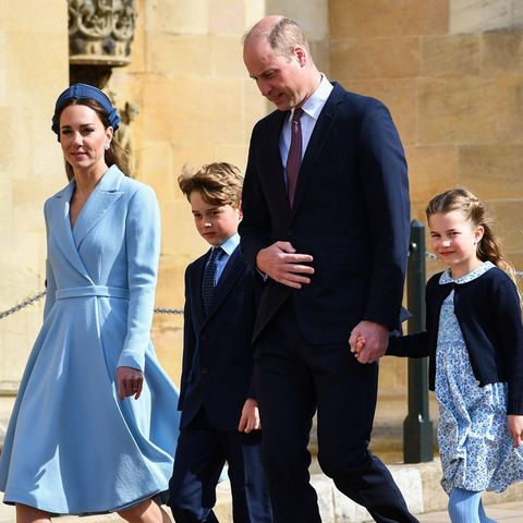 Herzogin Kate und Prinz William vor Schloss Windsor mit ihren beiden ältesten Kindern