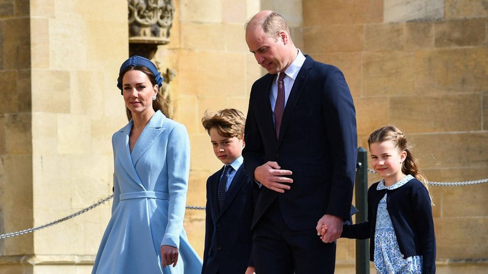 Herzogin Kate und Prinz William vor Schloss Windsor mit ihren beiden ältesten Kindern