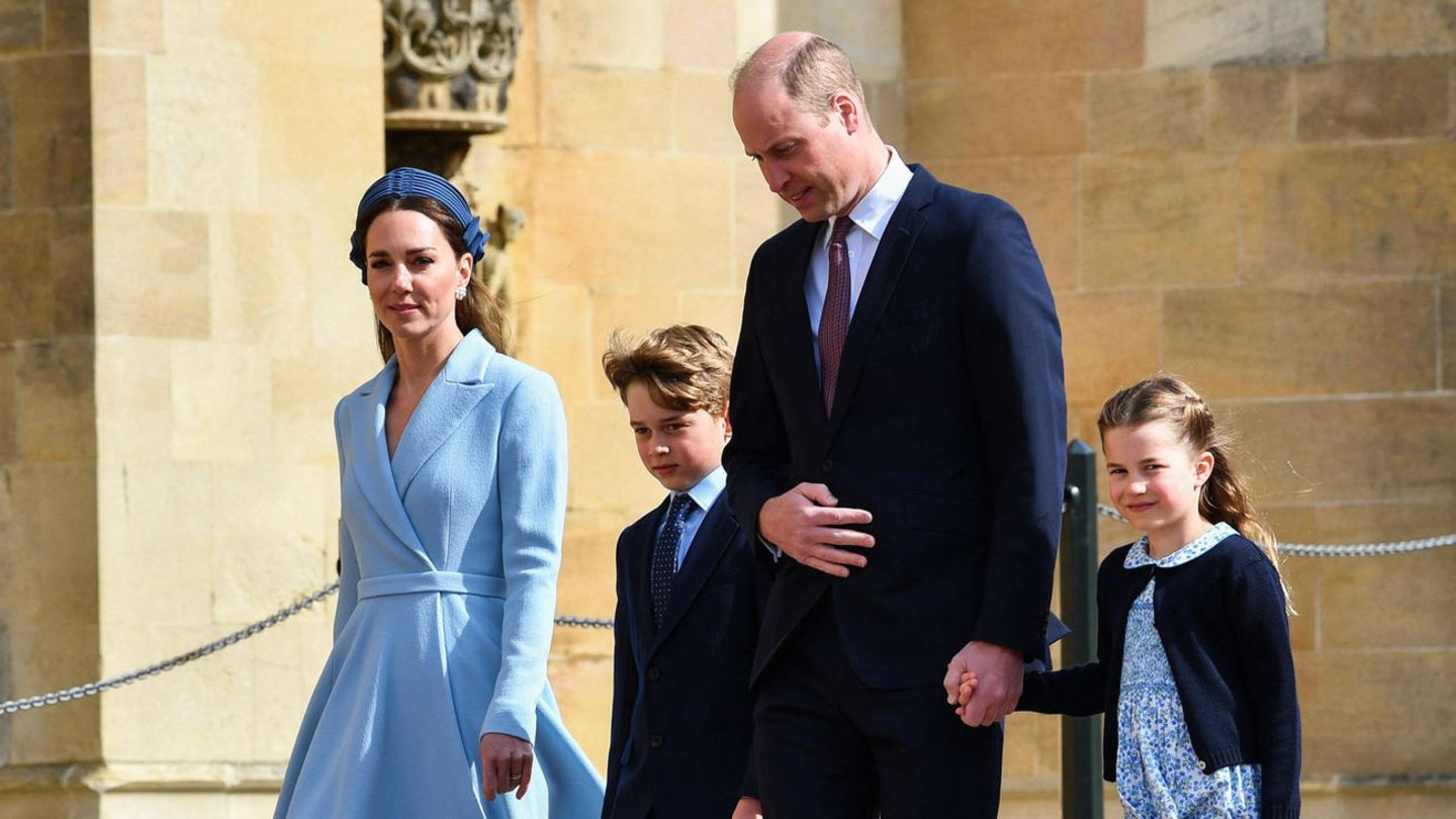 Duchess Kate and Prince William in front of Windsor Castle with their two eldest children