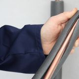 Ungedämmte Heizungsrohre und -armaturen kosten Energie und Geld. Laut Verbraucherzentrale kostet jeder Meter ungedämmtes Heizungsrohr im Keller bis zu 14 Euro im Jahr. Die Verbraucherschützer empfehlen eine günstige Isolierung aus Kunststoff, Dämmschalen, Kunststoffkleber und Isolierband – Materialkosten im Baumarkt 3 bis 10 Euro pro Meter.