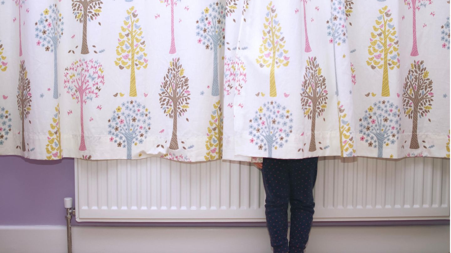 Den Heizkörper hinter dem Sofa oder bodenlangen Vorhängen zu verstecken, mag optische Vorteile bieten. Aus Energieeffizienzsicht ist das aber ein Kardinalsfehler. Denn wenn der Heizkörper nicht frei ist, kann er die Wärme nicht gut in den Raum abgeben, sodass man die Heizung mehr aufdrehen muss. Daher sollten große Möbel mindestens 30 Zentimeter Abstand zum Heizkörper haben und Vorhänge oberhalb des Heizkörpers enden.
