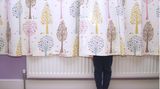 Den Heizkörper hinter dem Sofa oder bodenlangen Vorhängen zu verstecken, mag optische Vorteile bieten. Aus Energieeffizienzsicht ist das aber ein Kardinalsfehler. Denn wenn der Heizkörper nicht frei ist, kann er die Wärme nicht gut in den Raum abgeben, sodass man die Heizung mehr aufdrehen muss. Daher sollten große Möbel mindestens 30 Zentimeter Abstand zum Heizkörper haben und Vorhänge oberhalb des Heizkörpers enden.