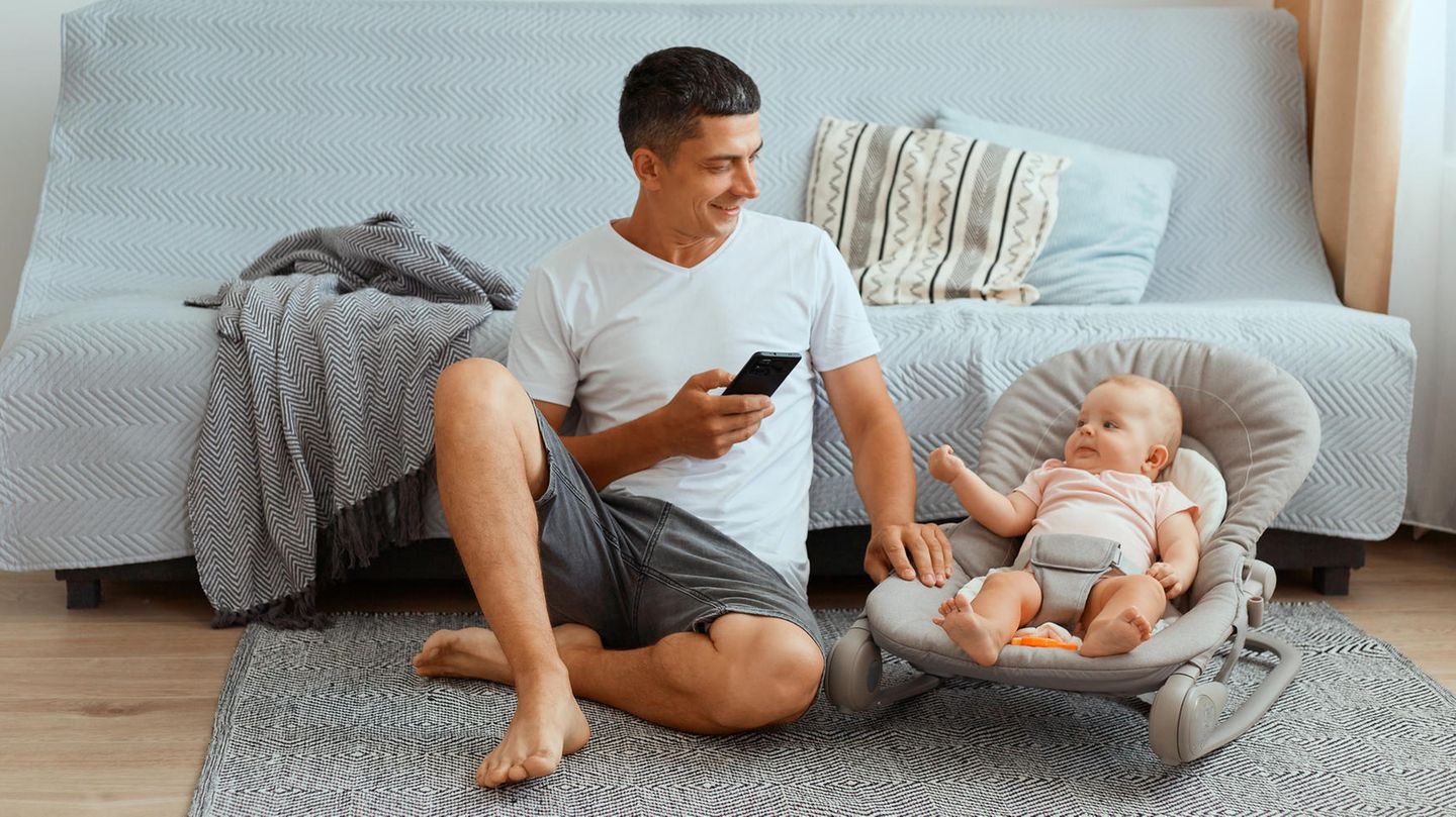 Fotos von den Kindern haben Eltern in Unmengen auf dem Smartphone (Symbolbild)