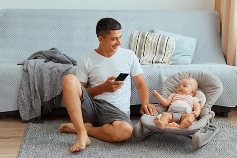 Fotos von den Kindern haben Eltern in Unmengen auf dem Smartphone (Symbolbild)