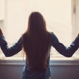 Noch so ein Klassiker, den man nicht oft genug wiederholen kann: Kipplüftung ist im Winter kontraproduktiv – kostet viel Wärme bei geringem Luftaustausch. Stattdessen mehrmals am Tag für kurze Zeit stoß- oder querlüften, um die Luft schnell auszutauschen, ohne dass auch die Wände von innen auskühlen.