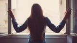 Noch so ein Klassiker, den man nicht oft genug wiederholen kann: Kipplüftung ist im Winter kontraproduktiv – kostet viel Wärme bei geringem Luftaustausch. Stattdessen mehrmals am Tag für kurze Zeit stoß- oder querlüften, um die Luft schnell auszutauschen, ohne dass auch die Wände von innen auskühlen.