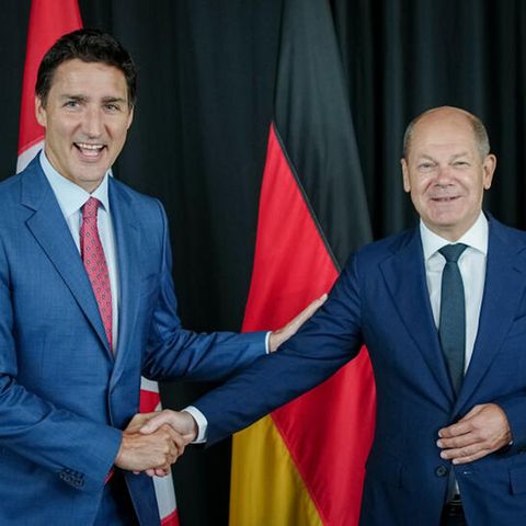 Kanzler Olaf Scholz (SPD) neben Justin Trudeau (l)., Premierminister von Kanada