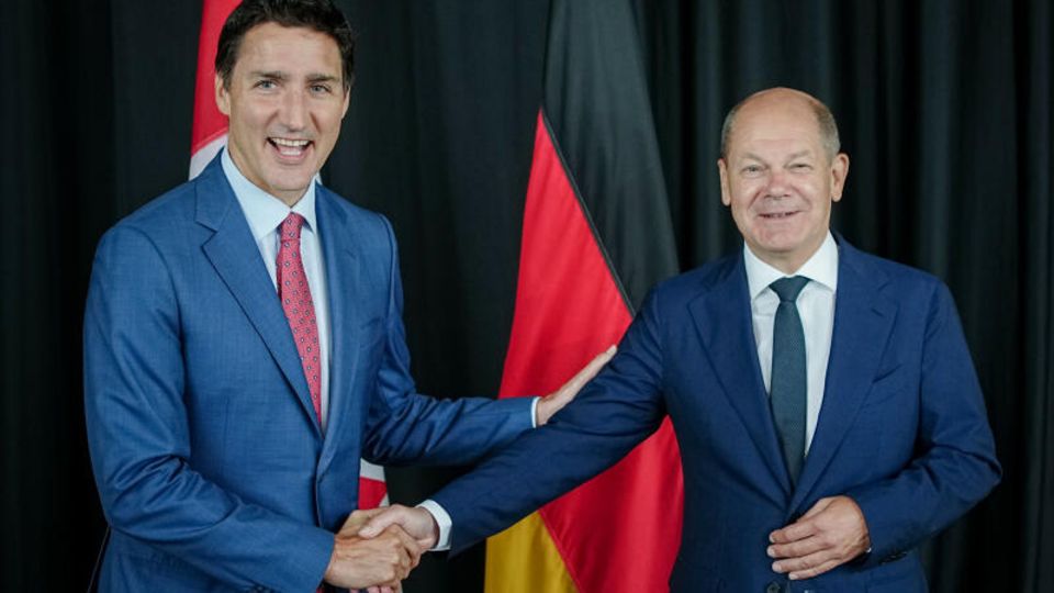 Kanzler Olaf Scholz (SPD) neben Justin Trudeau (l)., Premierminister von Kanada