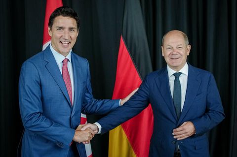 Kanzler Olaf Scholz (SPD) neben Justin Trudeau (l)., Premierminister von Kanada
