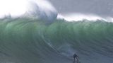 Kapstadt, Südafrika. Ein Surfer nutzt am Sunset, einem Surfspot in der Nähe von Hout Bay, die perfekten Bedingungen. Dort entstehen an einem vorgelagerten Riff einige der größten Wellen des Landes — allerdings nur, wenn Windrichtung und -stärke, Wellenfrequenz und Wellenrichtung stimmen. Das ist häufig nach Stürmen der Fall und dann sind Bilder wie dieses möglich.