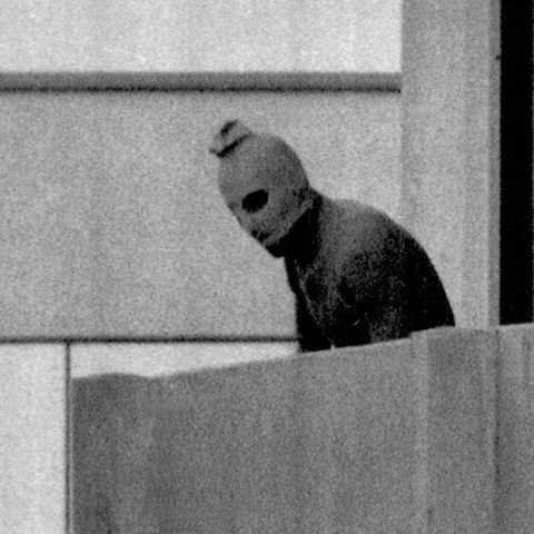 Ein palästinensischer Terrorist auf dem Balkon des israelischen Quartiers am 5. September 1972
