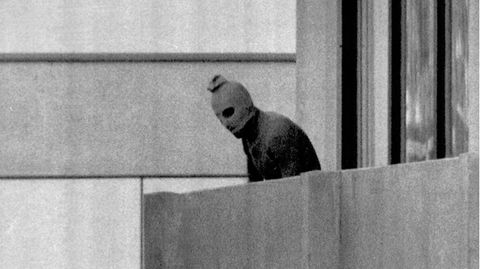 Ein palästinensischer Terrorist auf dem Balkon des israelischen Quartiers am 5. September 1972