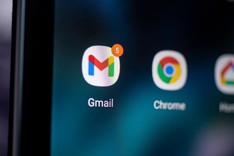 Das Symbol von Google-Mail auf einem Smartphone-Bildschirm