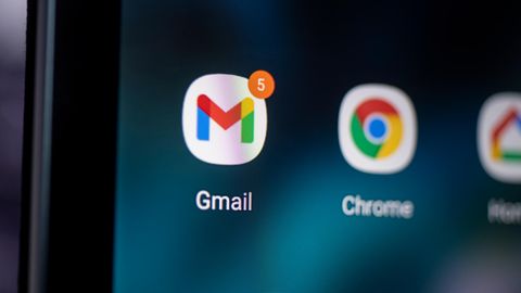 Das Symbol von Google-Mail auf einem Smartphone-Bildschirm