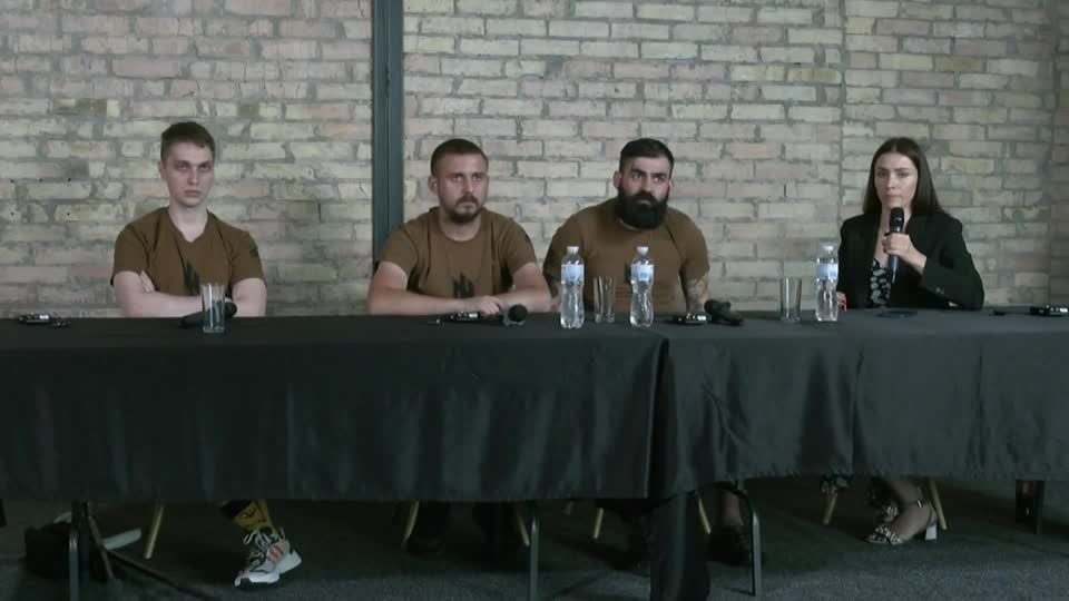 Video: Asow-Kämpfer berichten von schwerer Folter Video: Asow-Kämpfer berichten von schwerer Folter