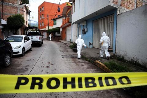 Polizisten untersuchen den Tatort in Chilpancingo