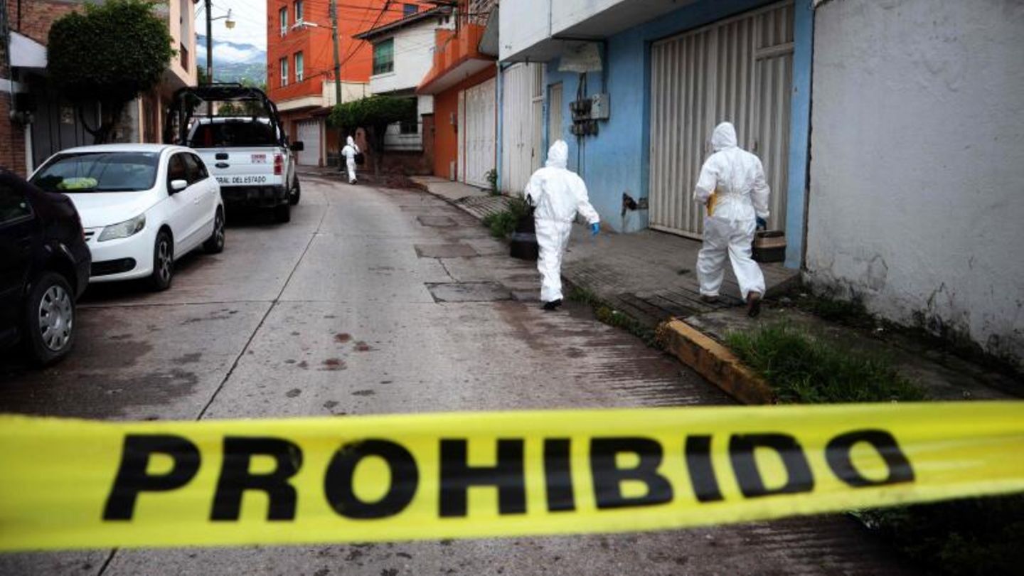 Polizisten untersuchen den Tatort in Chilpancingo