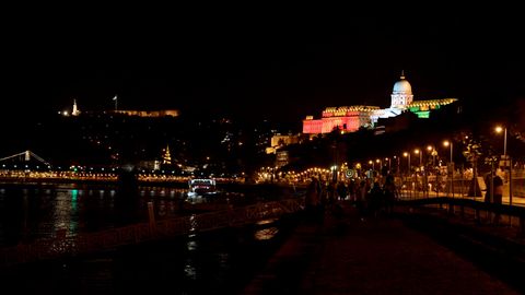 Die königliche Budaer Burg wird in den ungarischen Nationalfarben beleuchtet