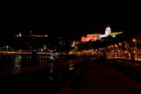 Die königliche Budaer Burg wird in den ungarischen Nationalfarben beleuchtet