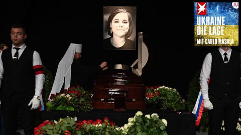 Ein Porträt der Russin Daria Dugina wird während einer Abschiedszeremonie neben ihrem Sarg aufgehängt