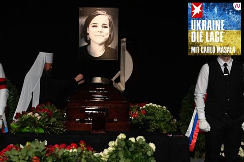 Ein Porträt der Russin Daria Dugina wird während einer Abschiedszeremonie neben ihrem Sarg aufgehängt