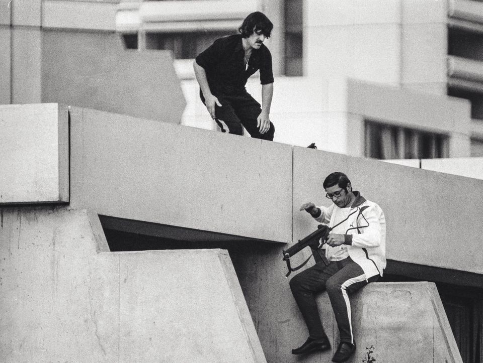 Scharfschützen auf Dächern der umliegenden Häuser des Olympischen Dorfes