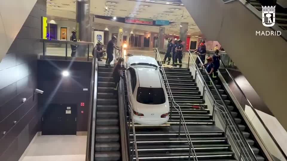 Video: Kuriose Szene in Madrid: Auto hängt auf Treppe fest Video: Kuriose Szene in Madrid: Auto hängt auf Treppe fest