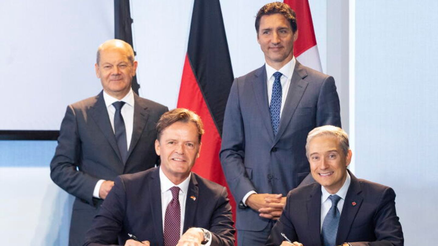 Olaf Scholz mit Premierminister Trudeau bei der Unterzeichnung des Abkommens.
