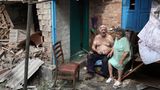 Zutiefst geschockt und von Angst gezeichnet: Ein verwundeter Mann und seine Frau sitzen Mitte August 2022 im Hof ihres Hauses, das bei einem russischen Angriff auf die Stadt Bachmut schwer beschädigt wurde.
